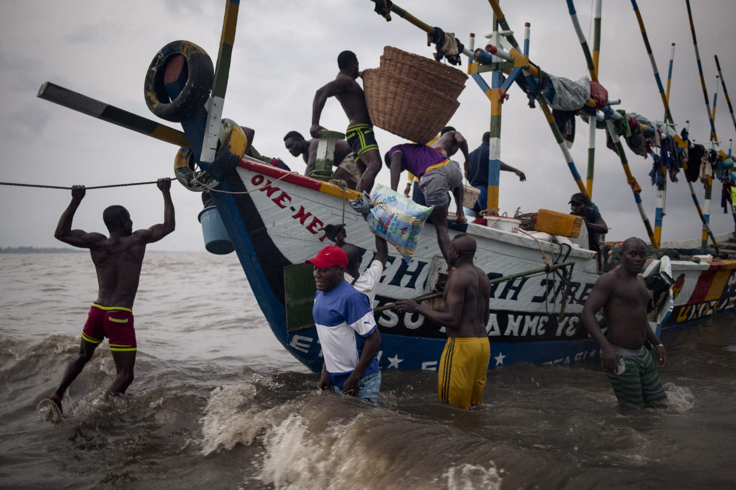 The Lord est un Awasha, un bateau ghanéen qui appartient à Alfred, un béninois, part tôt le matin de la plage de Yoyo. Il va essayer d’aller pêcher non loin, mais s’il ne fait que des petites prises, alors il partira dans un autre camp de pêcheurs d’Afrique de l’ouest, près de Limbe, au Cameroun.