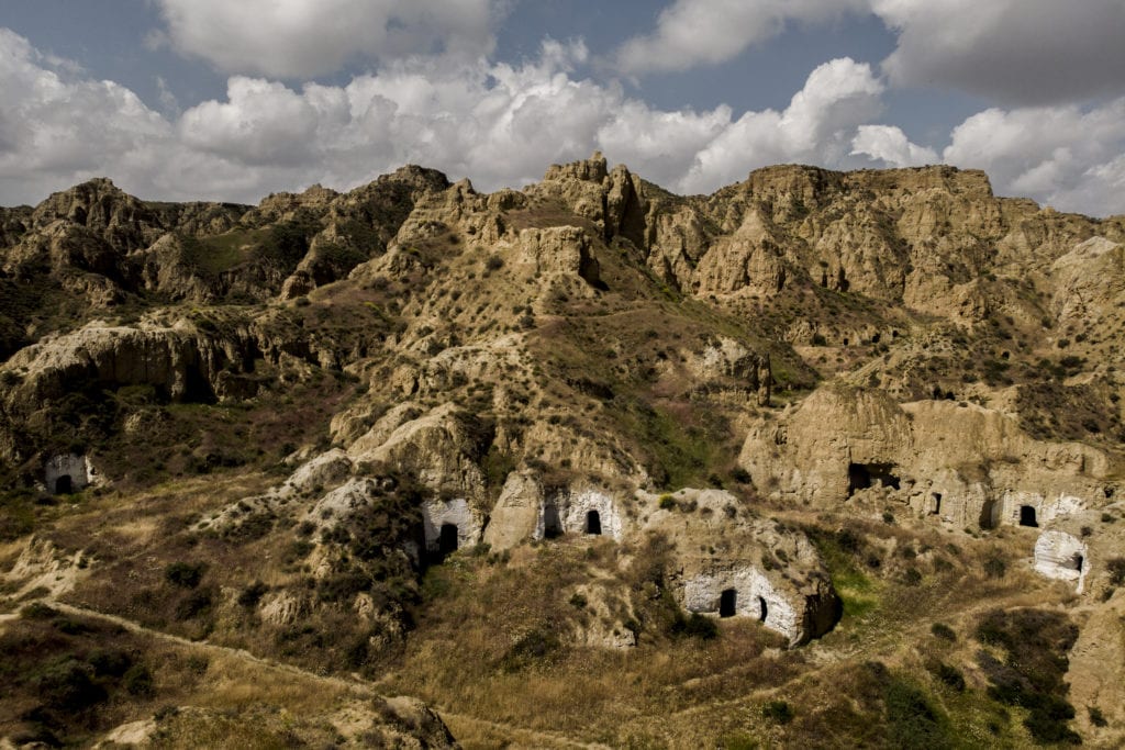 Les grottes couvrent les collines de Guadix, une région du Sud de l’Espagne qui abrite aux alentours de 2.000 grottes utilisées pour habitations pendant des générations.