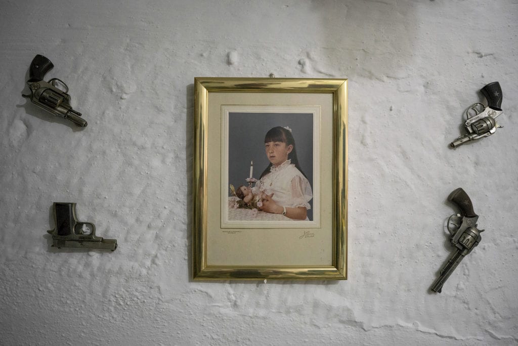 Le décor unique est commun dans les grottes près de Grenade. Ici, un résident a accroché 4 pistolets autour de l’image de sa nièce faite lors de sa première communion.
