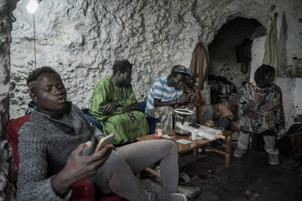 Dans la partie supérieure de la colline, des immigrants sénégalais sont assis à l’intérieur d’une cave. Même si les grottes de Sacromente sont connus pour abriter une large communauté gitane, les résidents des grottes viennnent du monde entier.