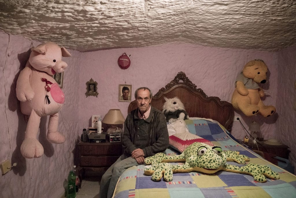 Tocuato Lopez est né dans une des grottes de Guadix où il a vécu toute sa vie. A son second mariage, il a acheté une nouvelle grotte pour sa femme et leur deux enfants. Sa chambre se situe dans une cavité profonde et ne possède ni fenêtres ni lumière naturelle.
