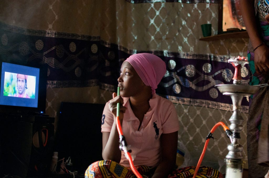 Zeynabou habite avec sept autres jeunes prostituées nigériennes. Intou, 19 ans, aime son travail. Il lui permet d’aider ses amies et ses proches tout en finançant ses études. Son rêve est de devenir médecin. 