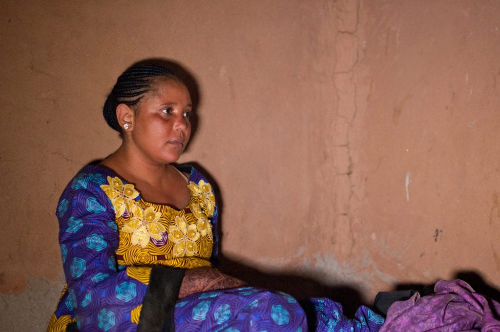 Les jeunes femmes qui s’adonnent à la prostitution sont souvent victimes de violences. Ici, c’est la famille de Kheisha, 33 ans, qui l’a frappée au visage. « Ils veulent me forcer à me marier à un vieil homme, depuis qu’ils ont appris que je me prostituais », explique-t-elle.