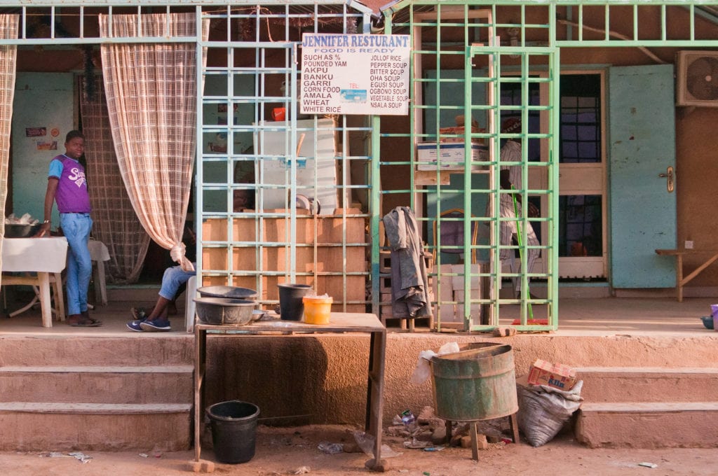 À Agadez, les maquerelles, appelées « Madam » cachent leurs activités derrière de petits commerces ou des restaurants. Elles sont impliquées dans des trafic de femmes qui s’étendent du Nigeria jusqu’en Europe. 