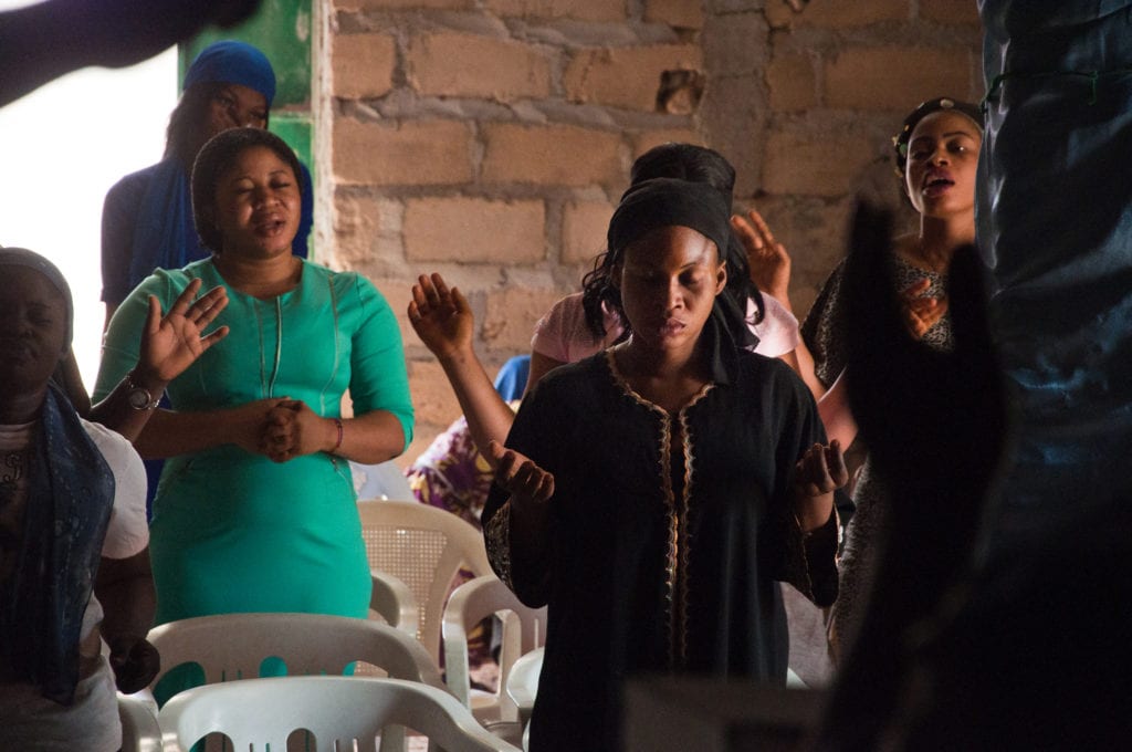 Le dimanche, Omowmi fréquente une église Évangéliste à la sortie de la ville. La messe est donnée en anglais et en haussa (langue parlée notamment au Niger et au Nigeria). J’ai déjà vu ces visages. Ces femmes sont originaires du Nigeria et se prostituent la nuit dans les bars d’Agadez. 