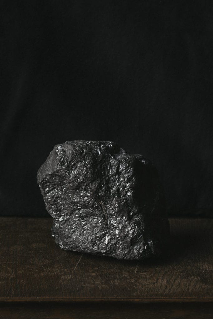 Le charbon est un combustible fossile qui se forme lorsque la matière végétale morte se transforme en tourbe.