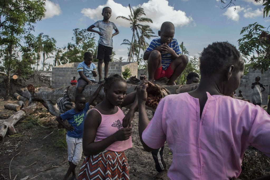 Deux mois après le passage du cyclone Idai au Mozambique, certains villages d’agriculteurs restent très affectés. Ici à Ceramica-Ngupa, les gens ne reçoivent aucune aide ni de l’état, ni d’organisations humanitaires. Ils ont pour la plupart perdu leur production durant le cyclone. Beira, Mozambique, mai 2019. 