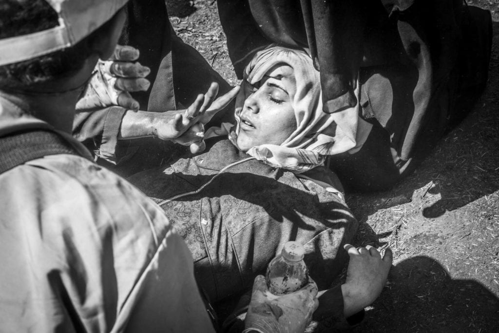 SHEJAIYA,GAZA: Une jeune femme s'est évanouie après avoir respiré du gaz lacrymogène, le 14 mai 2018. Les soldats israéliens ont tué 60 Palestiniens et en ont blessé plus d'un millier lors de manifestations qui coïncident avec l'ouverture controversée de l'ambassade des États-Unis à Jérusalem.