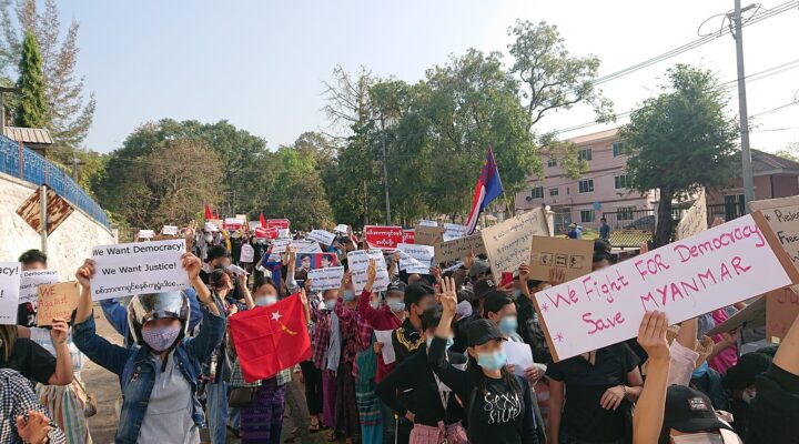 Manifestation contre le coup d'Etat militaire, le 9 février 2021, Hpa-An, Etat de Kayin, Birmanie / Ninjastrikers / Wikimédia